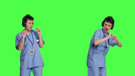 Krankenschwester-Hat-Spaß-Beim-Musikhören-über-Kabellose-Kopfhörer